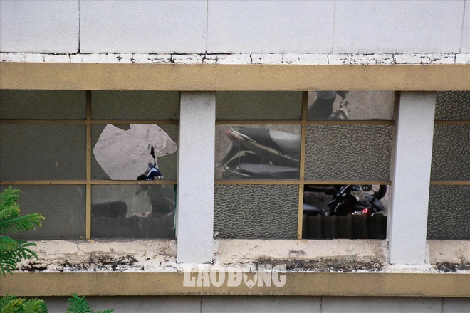 Cửa kính vỡ vụn
