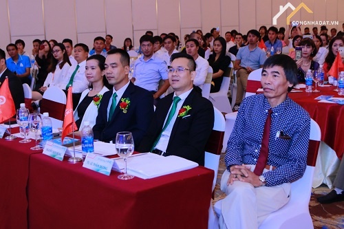 Tiến sĩ Lê Thẩm Dương (ngoài cùng bên phải) đánh giá cao tiềm năng của Blockchain. 