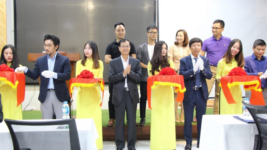 Các đại biểu cắt băng Ra mắt Câu lạc bộ.