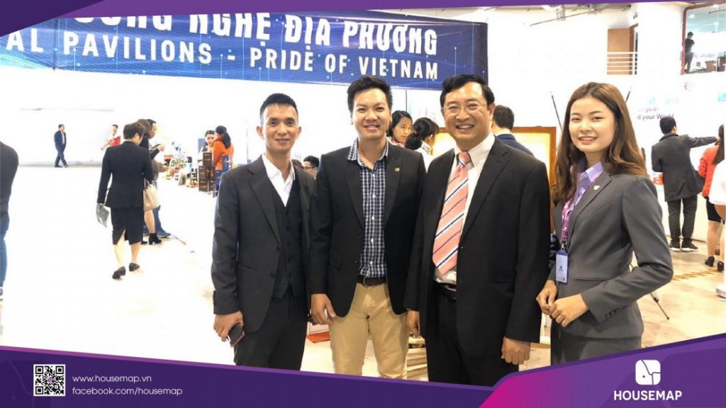 Đại diện HOUSEMAP ông Lê Hoàng Nhật (Thành viên B.O.D) (thứ 2 từ trái sang) chụp hình lưu niệm cùng Cục trưởng Cục thị trường và doanh nghiệp khoa học và công nghệ – Phạm Hồng Quất (thứ 3 từ trái sang).