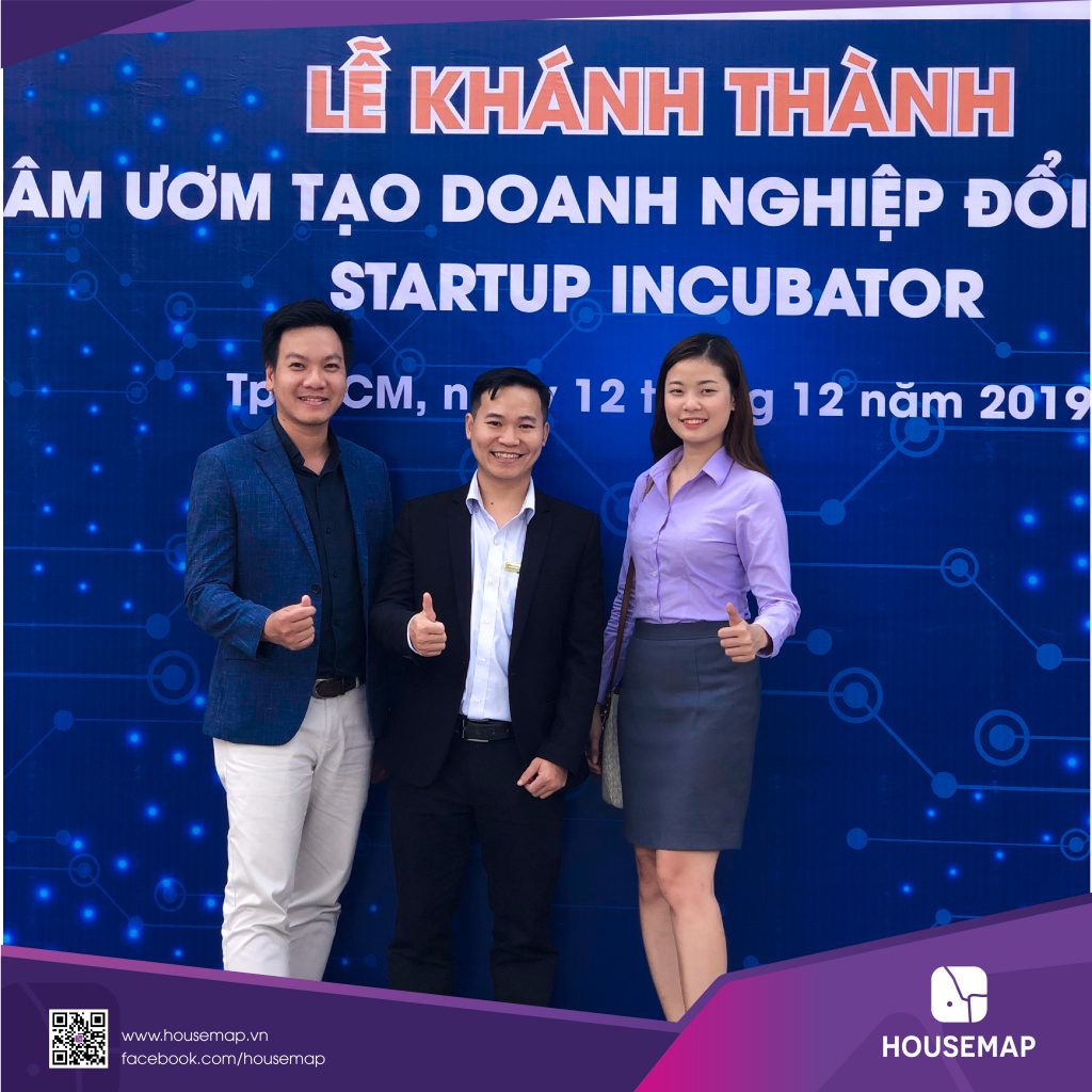 Đại diện HOUSEMAP Ông Lê Hoàng Nhật – CTO (bên trái) chụp hình cùng Ông Lê Nhật Quang Giám đốc IEC (Trung tâm hỗ trợ khởi nghiệp thuộc ĐHQG TP.HCM).