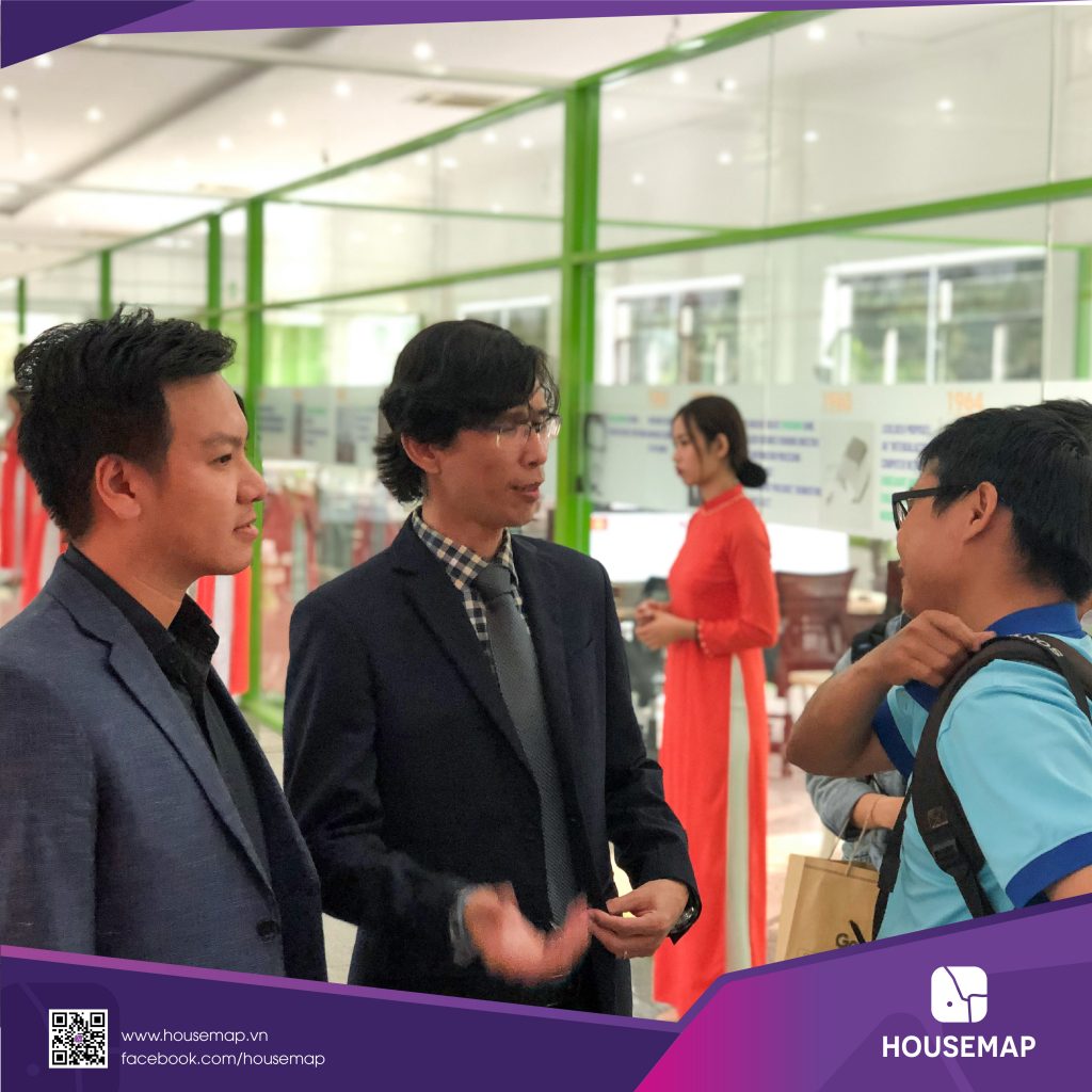 Ông Lê Hoàng Nhật – CTO HOUSEMAP (ngoài cùng bên trái) bên cạnh là PGS.TS Nguyễn Anh Thi – Giám đốc ITP (Khu công nghệ phần mềm, thuộc ĐHQG TP.HCM) tại buổi lễ khánh thành.